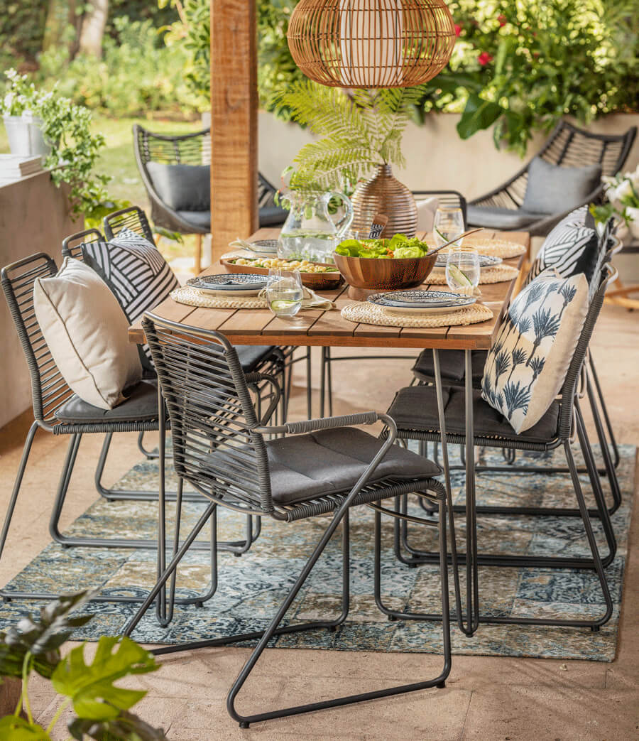 Pisos en terraza Un comedor de madera en una terraza