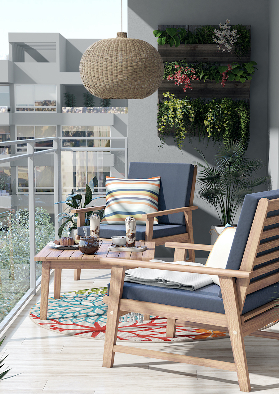 Terraza de invierno en departamento con dos sitiales de madera y cojines gris azulados. Mesa de centro de madera. Gran lámpara de techo redonda de mimbre.