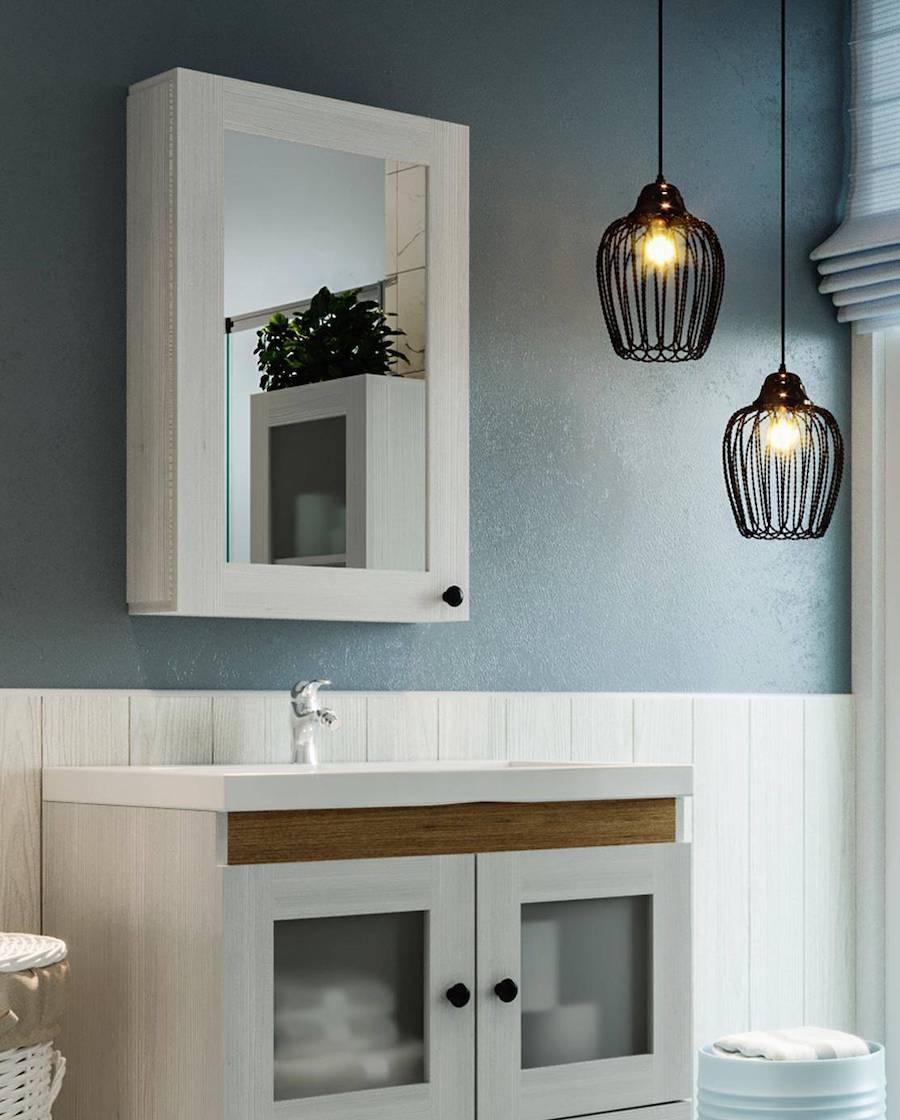 Botiquín blanco con puerta y espejo sobre un vanitorio de madera blanca y lavamanos blanco.