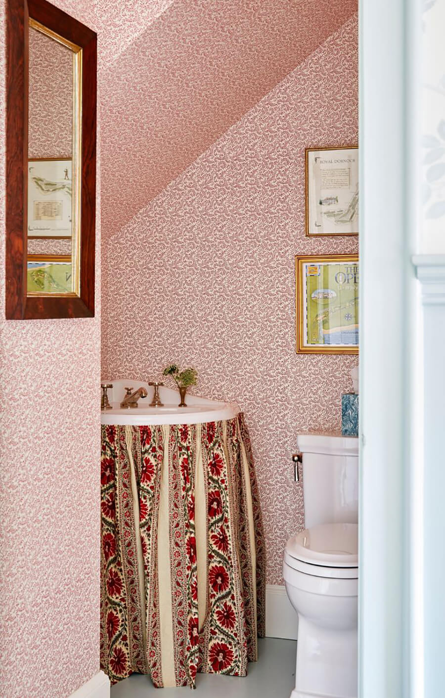 Baño con papel mural decorativo con textura y diseño y cuadros