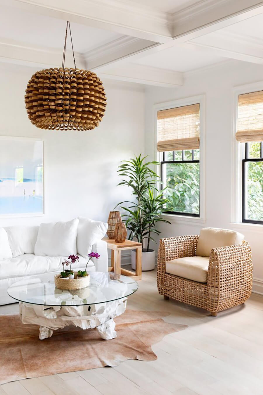 Un mueble de exterior de mimbre puesto en el living como decoración del hogar