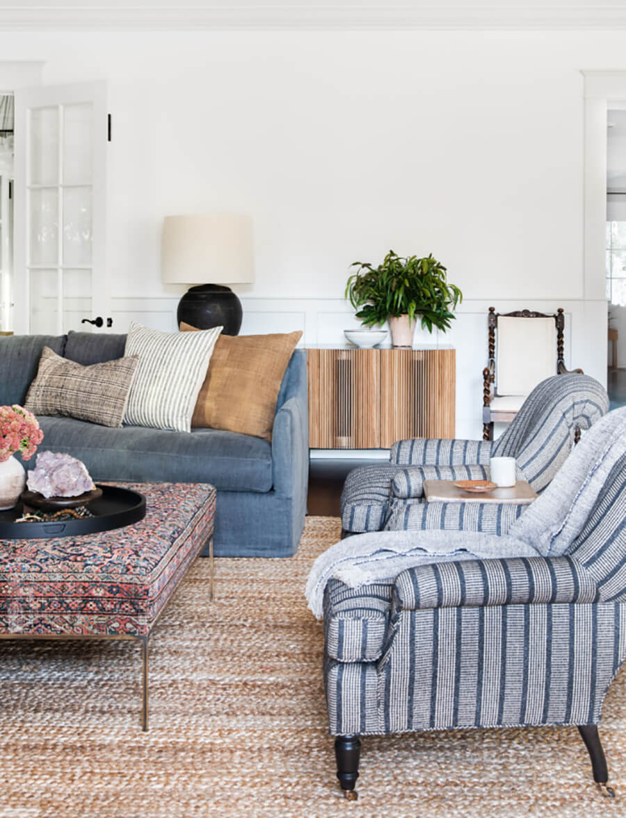 Un living con una alfombra de fibras naturales