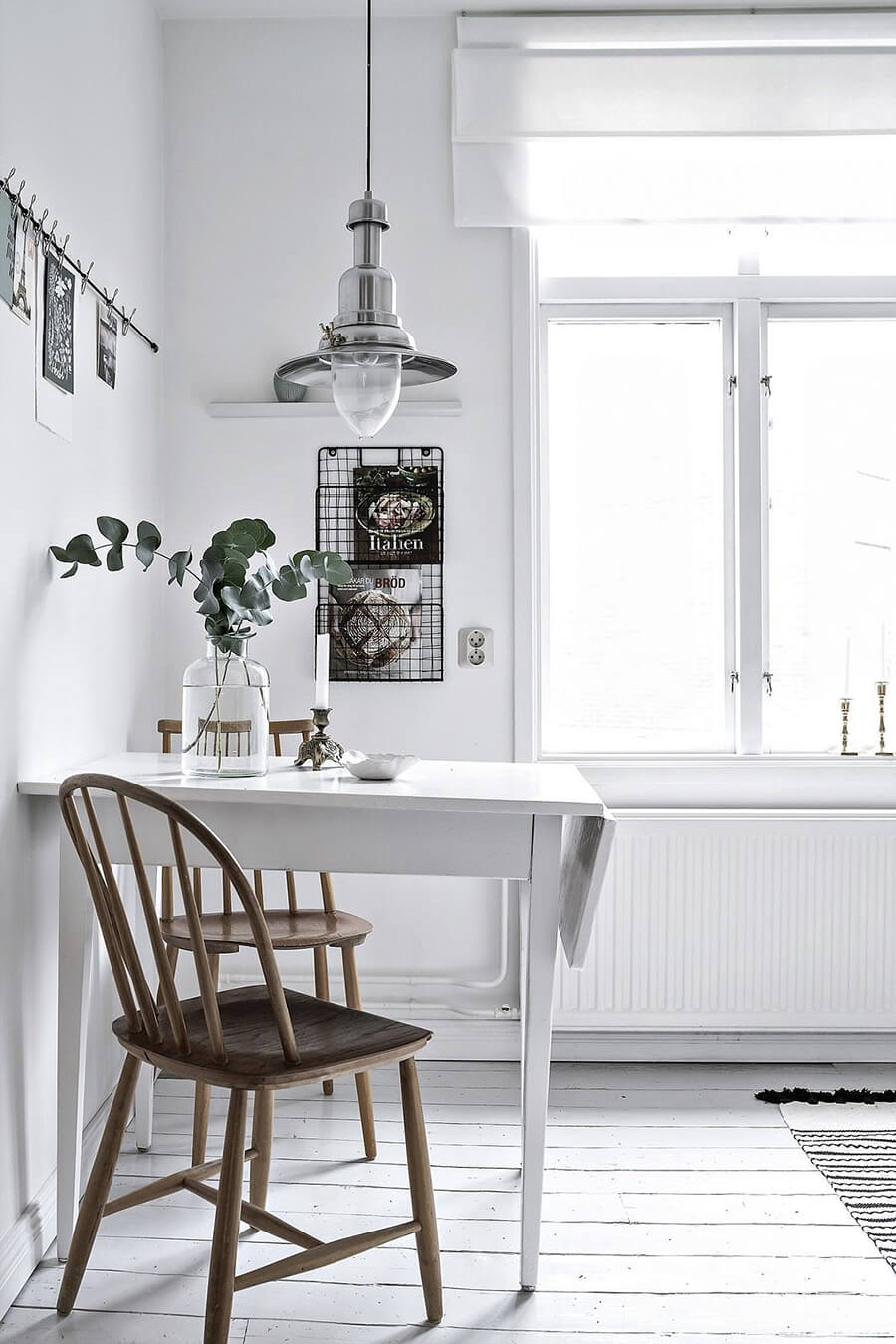 Una cocina blanca con una lámpara para iluminar la cocina