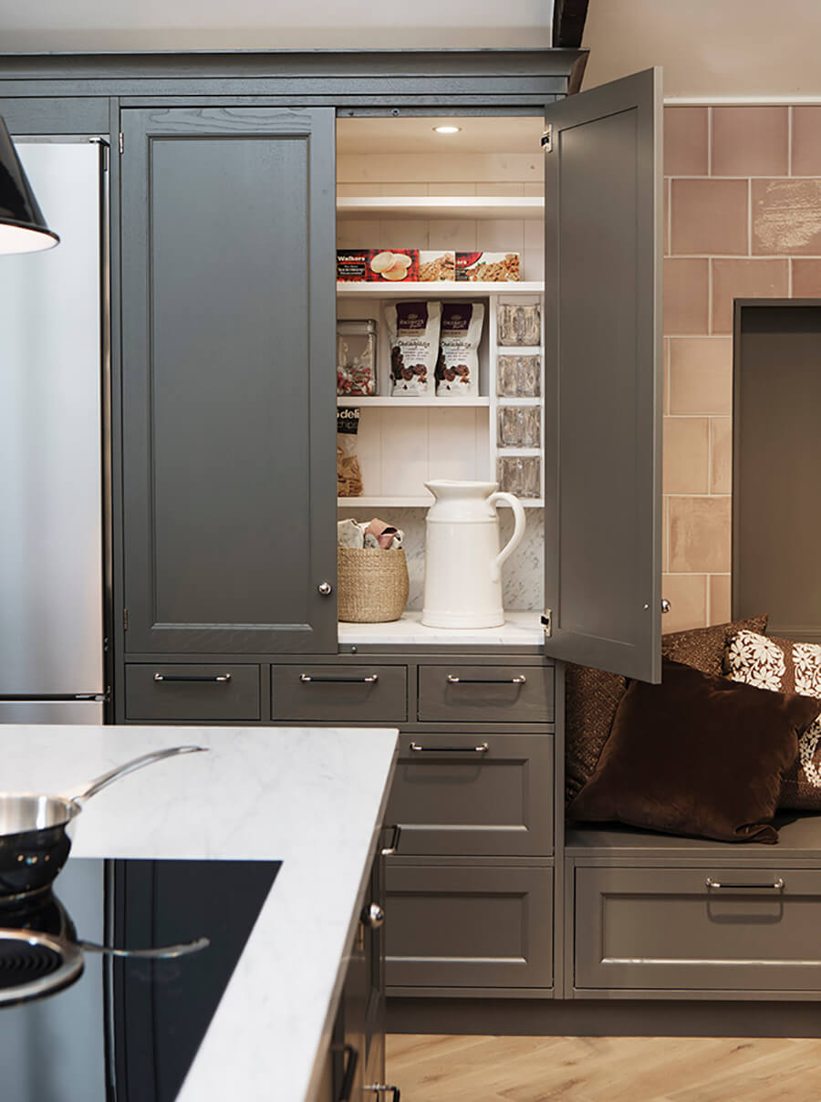 Un foco con sensor de movimiento para iluminar la cocina en el interior de un mueble de cocina