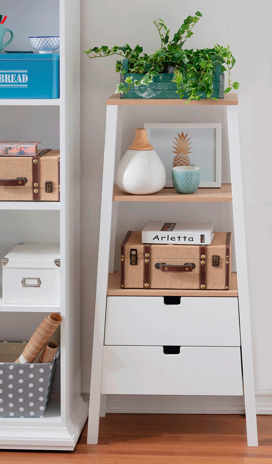 una estantería de madera con varios niveles en los que hay adornos.