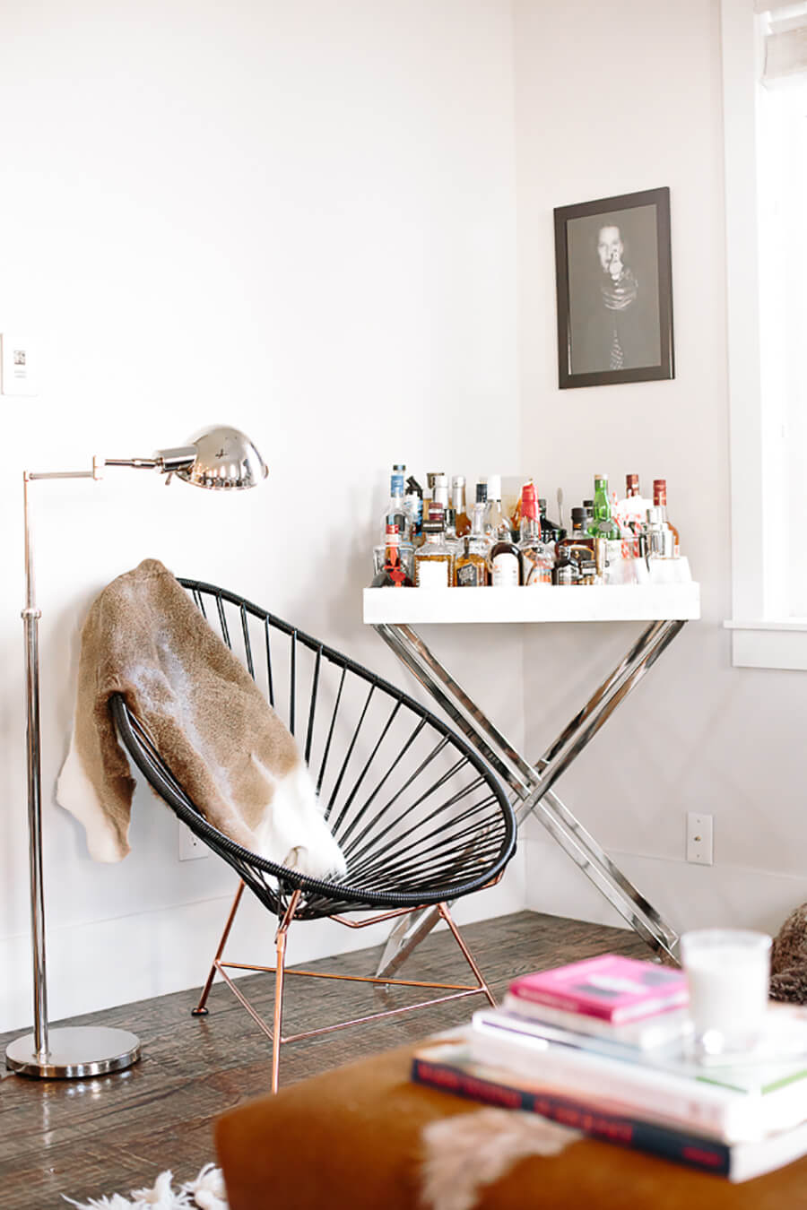 Silla Acapulco Sillas de diseño, modelo Acapulco frente a un mini bar