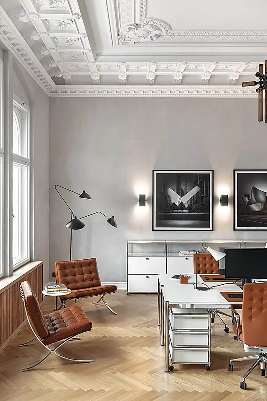 Silla Barcelona Sillas de diseño, modelo Barcelona, en una oficina con escritorios y computadores