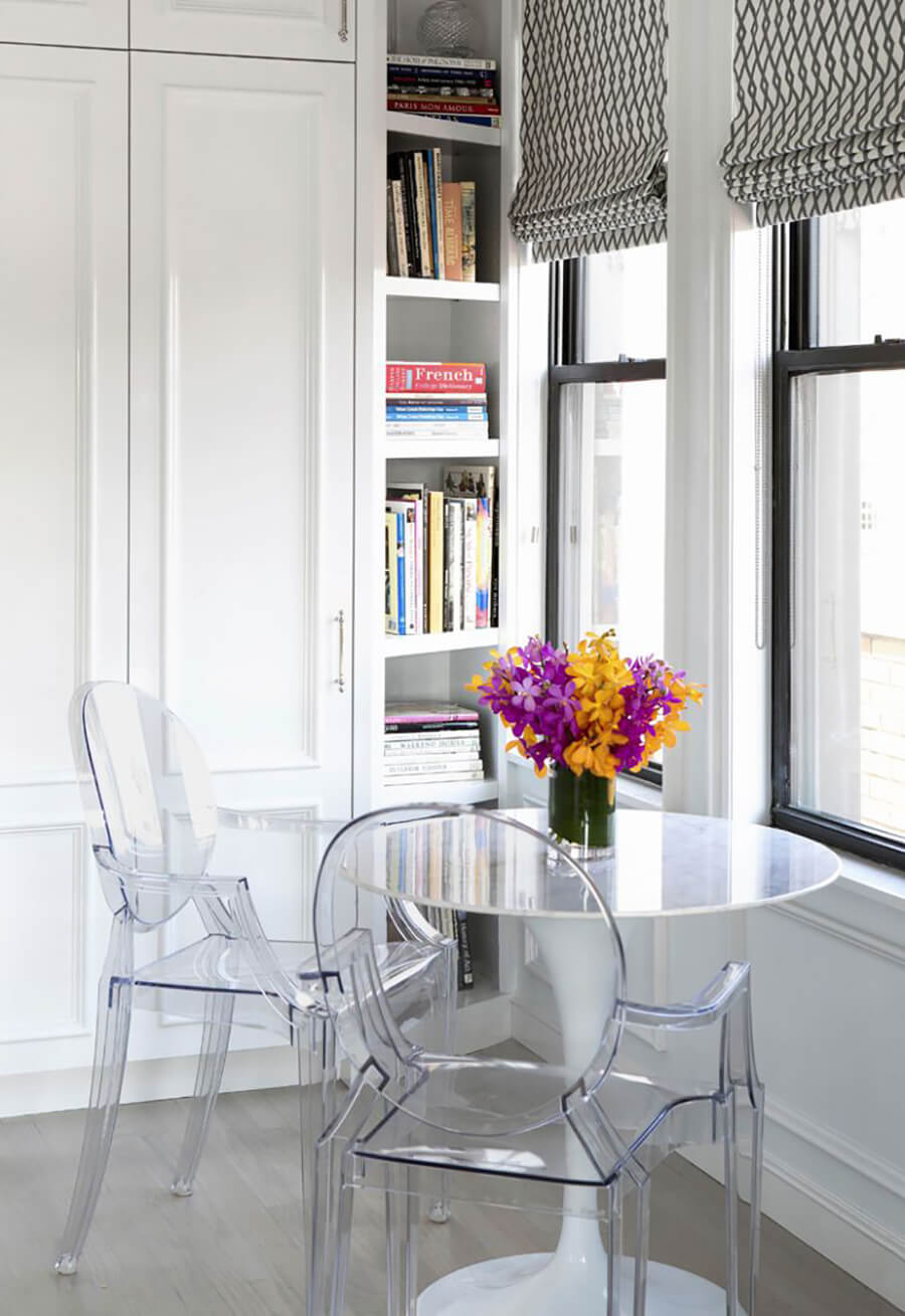 Silla Louis Ghost Sillas de diseño Louis Ghost puestas frente a una mesa de vidrio