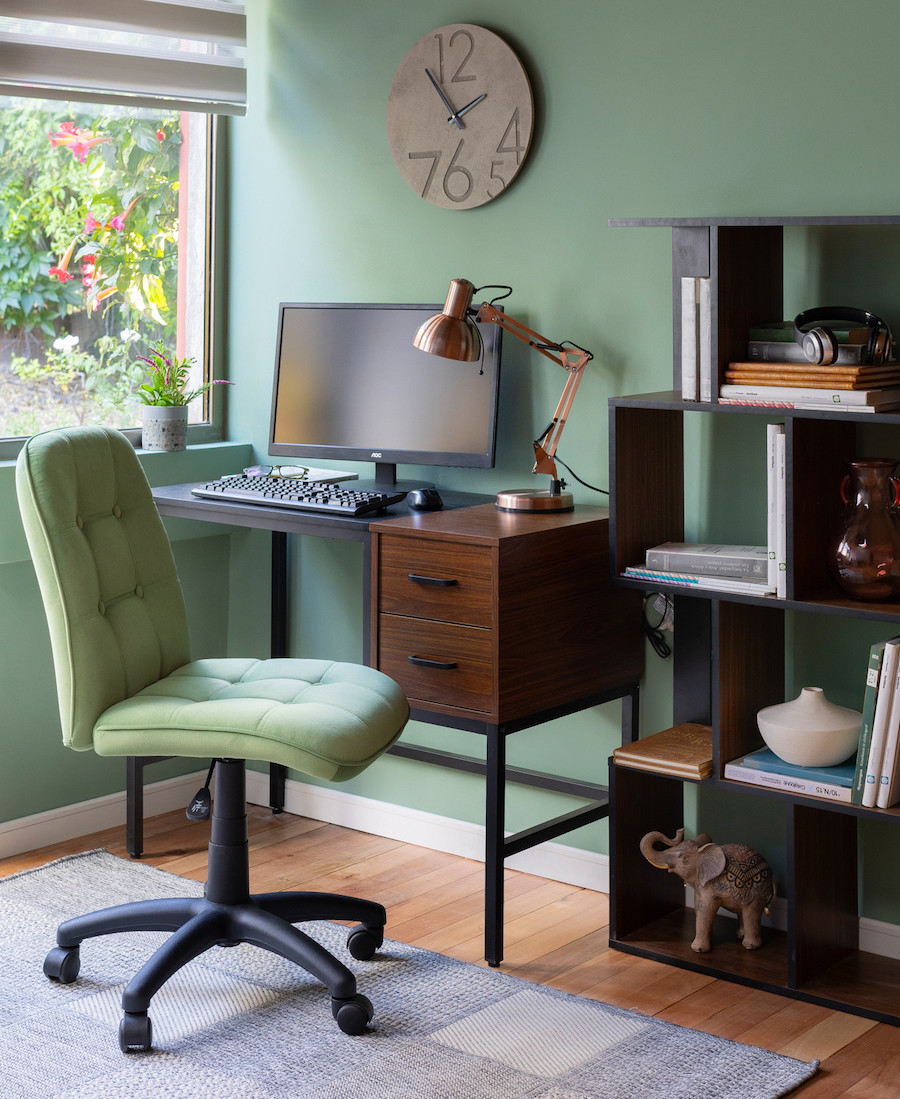 Escritorio estilo industrial con silla color matcha. Escritorio de madera con cajones y repisa con repisas cuadradas