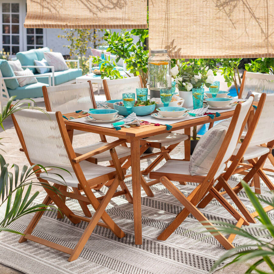 Juego de comedor de madera en terraza con con cortinas enrollables de bambú Juego de comedor de madera en terraza con con cortinas enrollables de bambú
