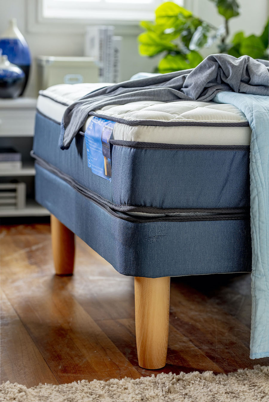 Detalle de una cama con un colchón encima.