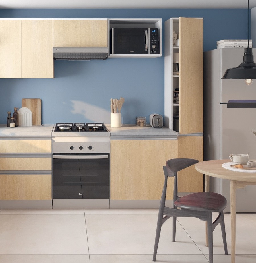 Cocina con paredes en azul cielo, muebles de madera clara, combinación ideal para un look natural y fresco.