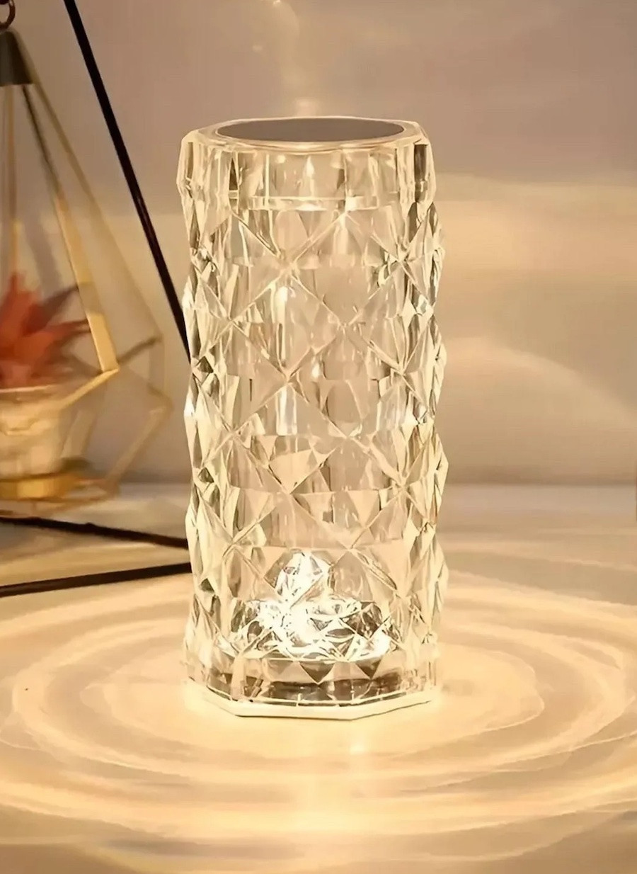 Lámpara inalámbrica con forma de vaso irregular que irradia luces y formas.