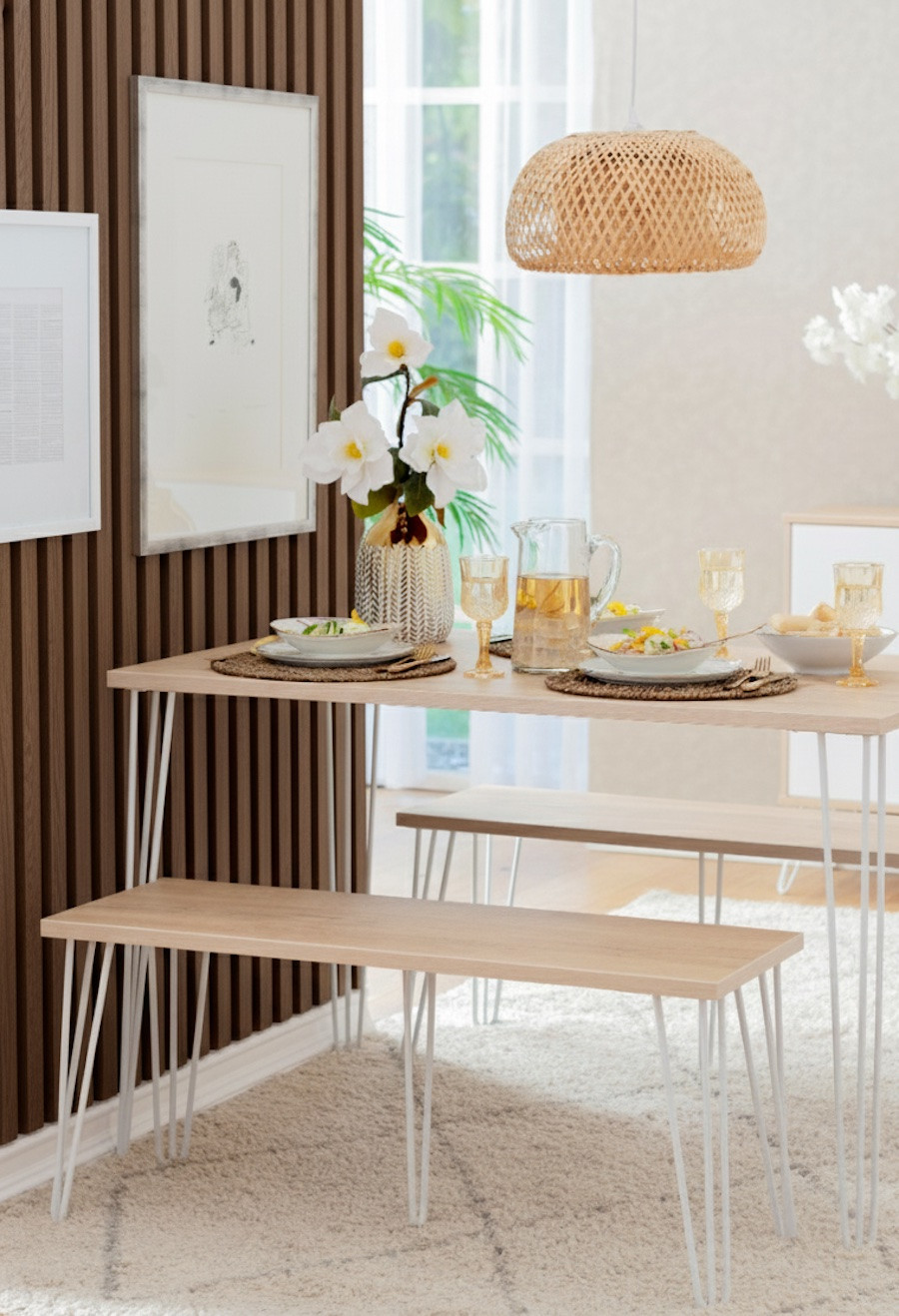 Comedor de estilo Nórdico y acogedor con panel decorativo de madera café oscuro, mesa de madera clara y decoración escandinava.