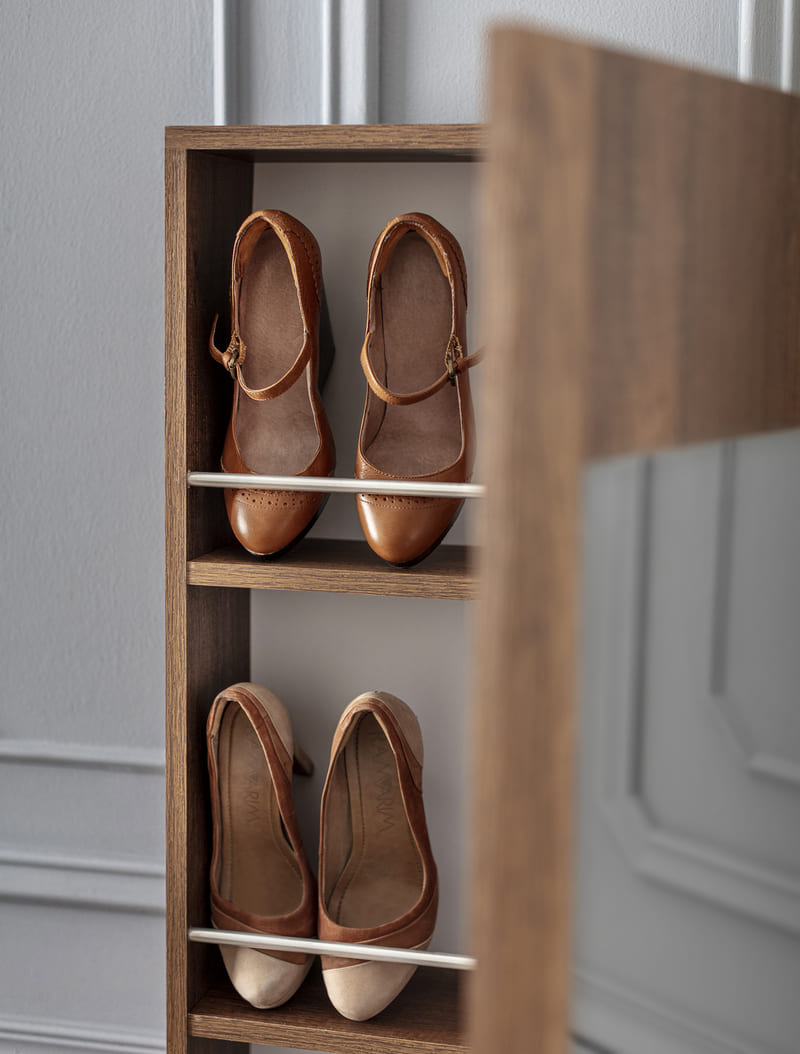 Zapatero de madera con formato vertical que tiene un espejo en su puerta.