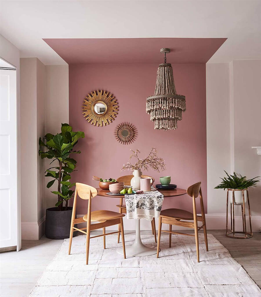 Figura pintada en comedor En un comedor, puedes pintar una figura geométrica de piso a techo, como muestra la imagen. También poner espejos o cuadros, y una lámpara de techo colgante.