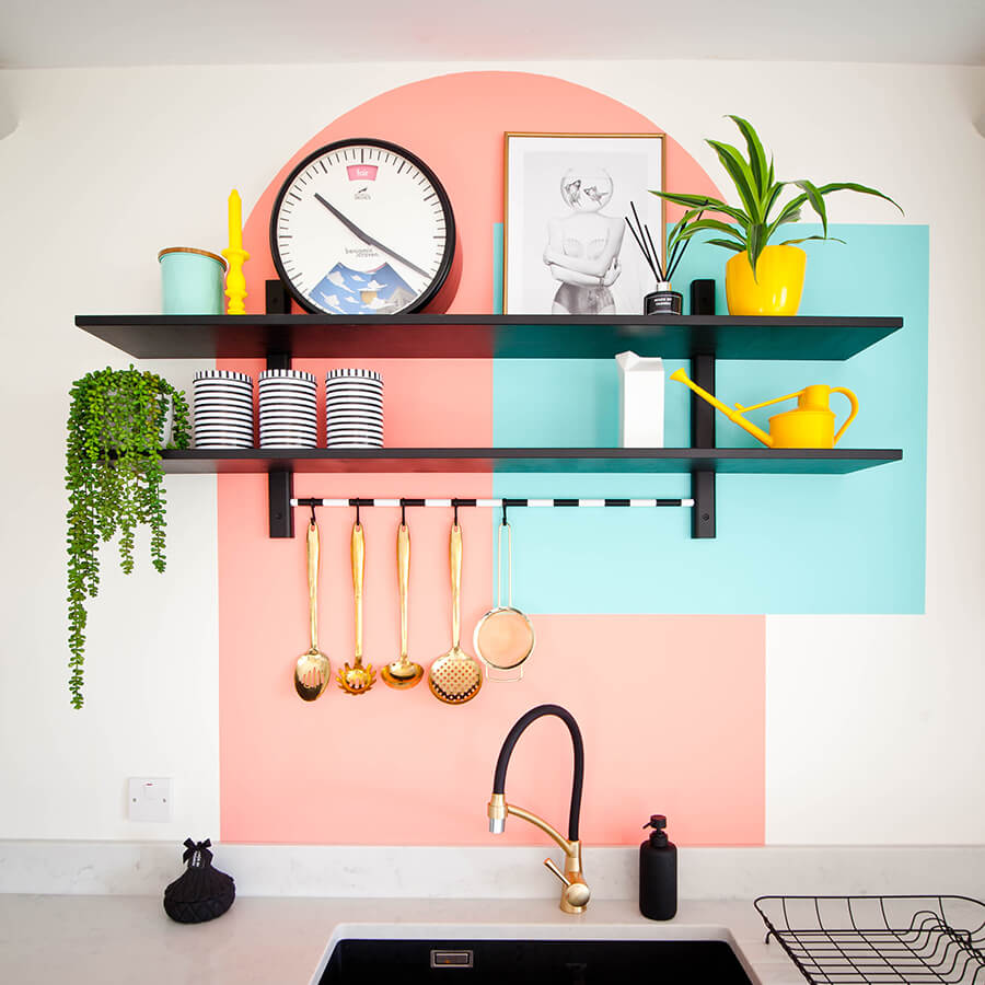 Repisas de cocina Repisas de cocina destacadas con figuras geométricas pintadas de colores vibrantes.