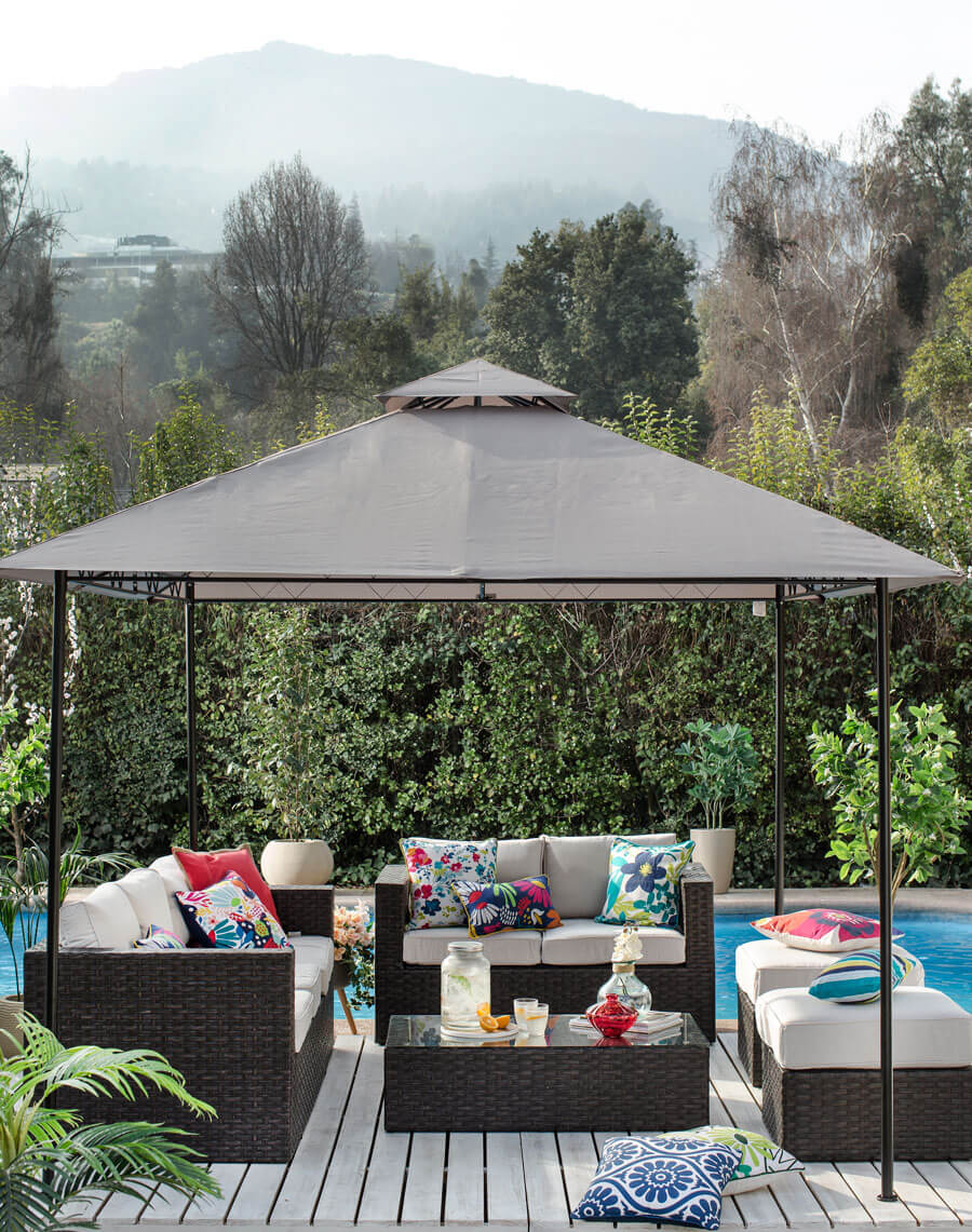 Pérgola con juego de living de rattan Pérgola con juego de living de rattan