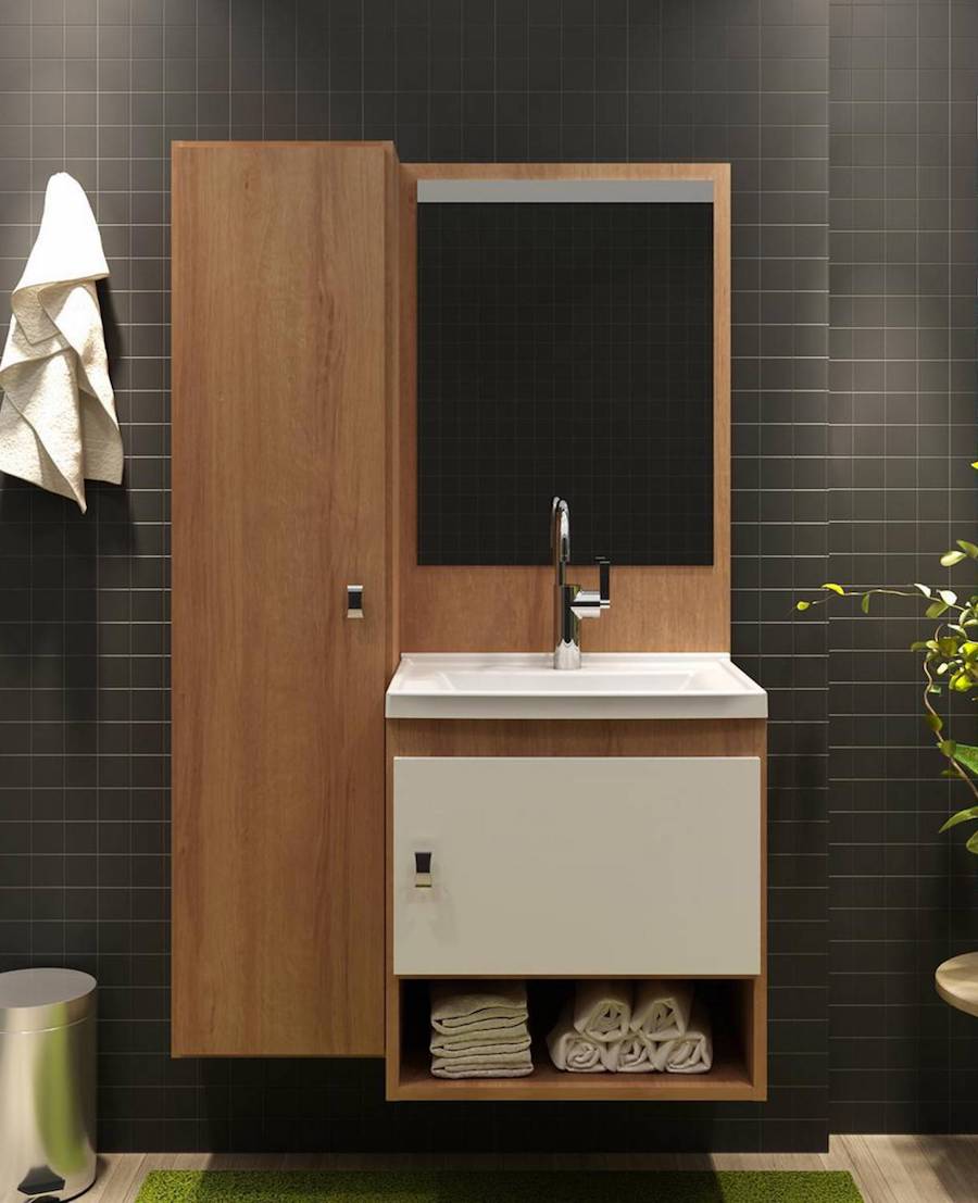 Baño con cerámica rectangular negra y un gran mueble vanitorio de madera con espejo y estante con puerta incluídos.