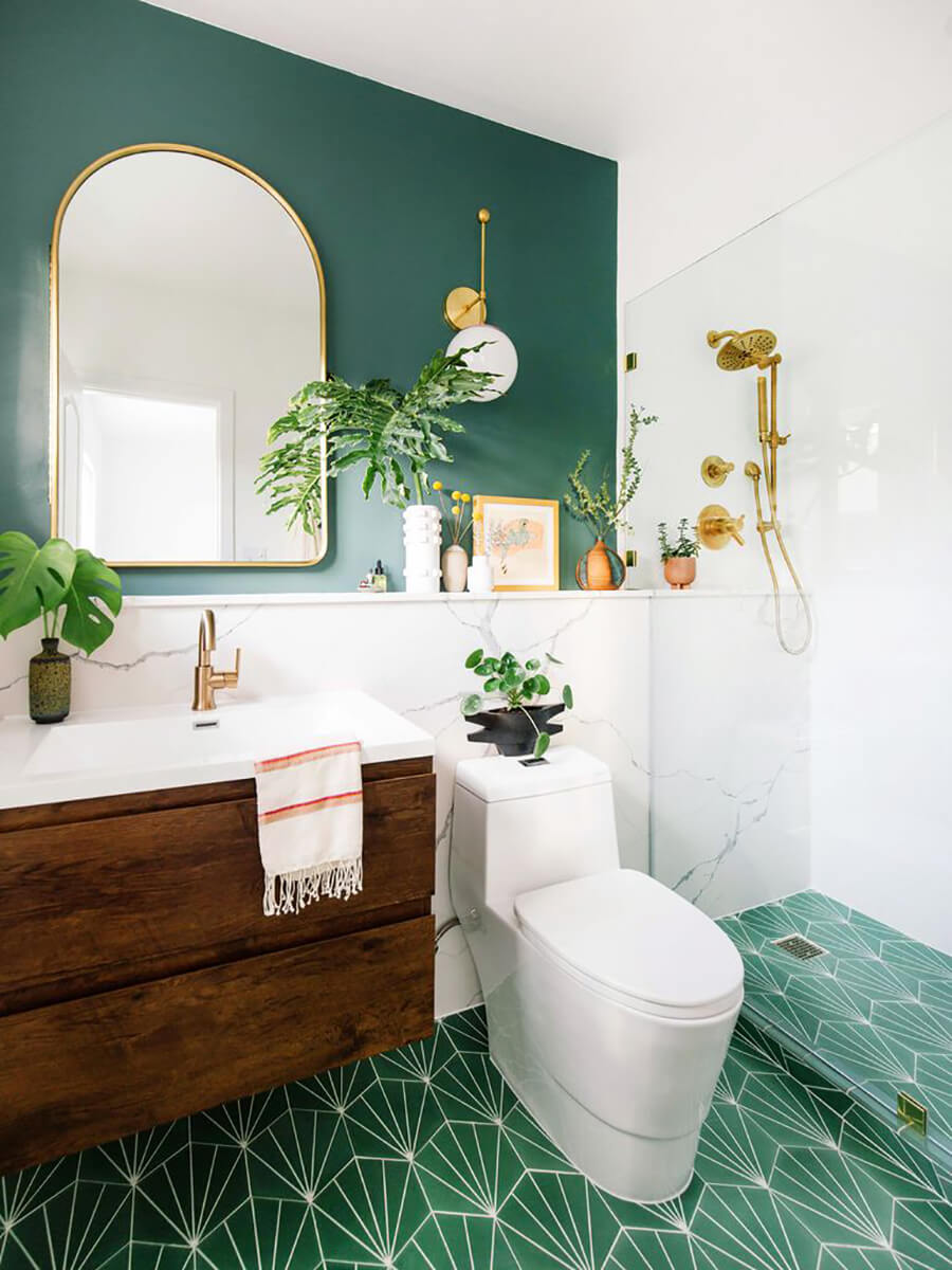 Baño vintage moderno Un baño moderno con decoración para baños de estilo vintage moderno, con toques dorado y plantas que combinan con el muro y piso verde